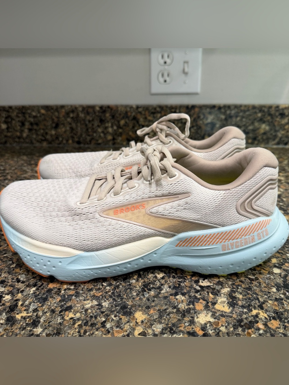 Brooks Women’s Glycerin — Beige Upper Midsole and Peach Accents size 9